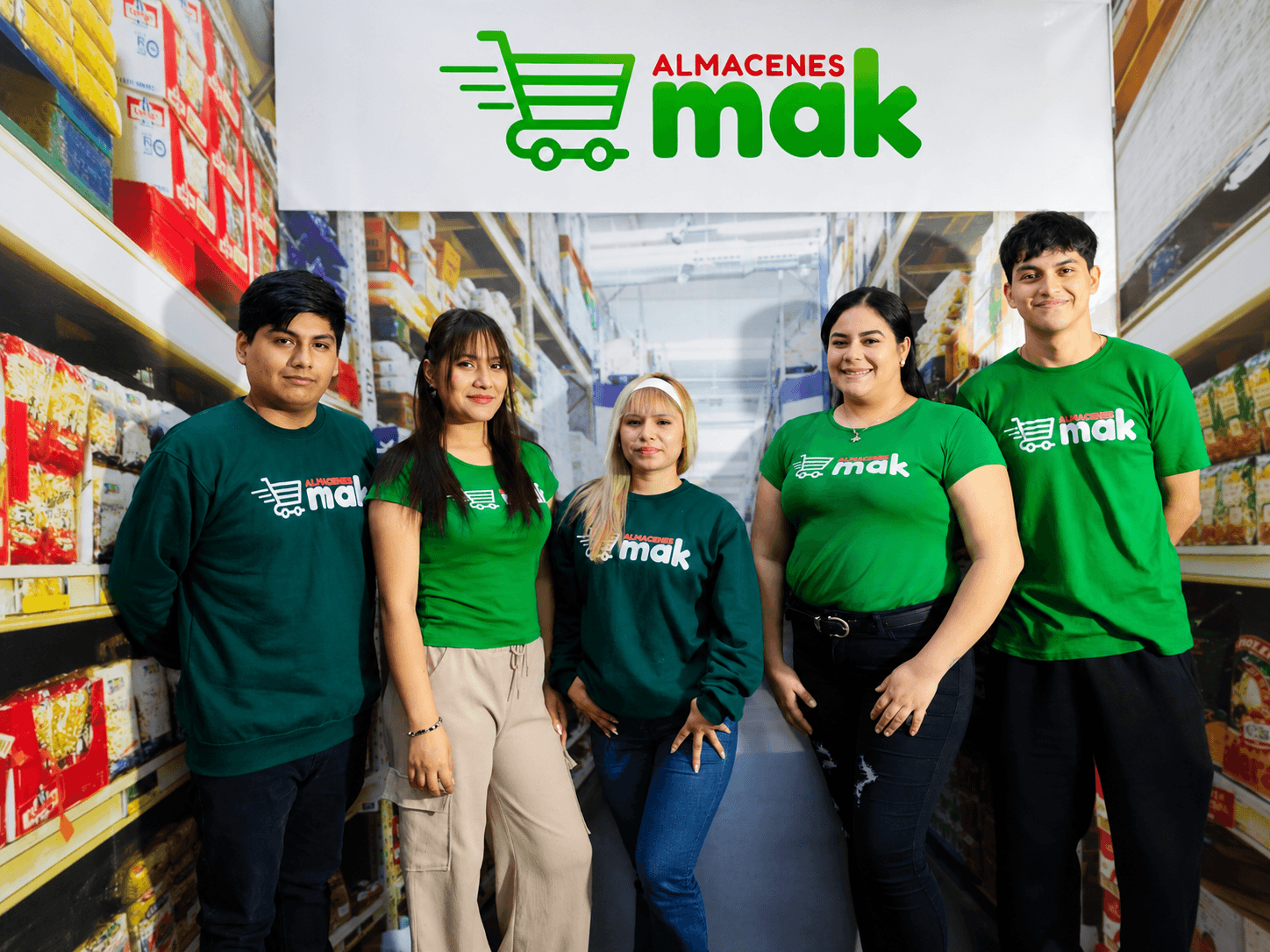 Foto formal del equipo de trabajo de Almacenes MAK